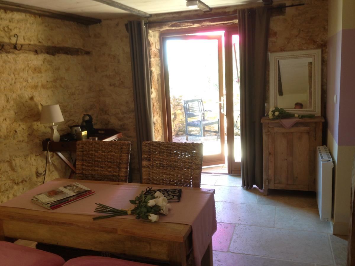 Lo Petit Cretsou Bed & Breakfast Simeyrols Exterior foto